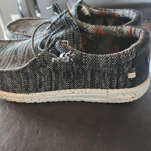 Hey Dude Size 8 Almost New, - Picture 4 of 4